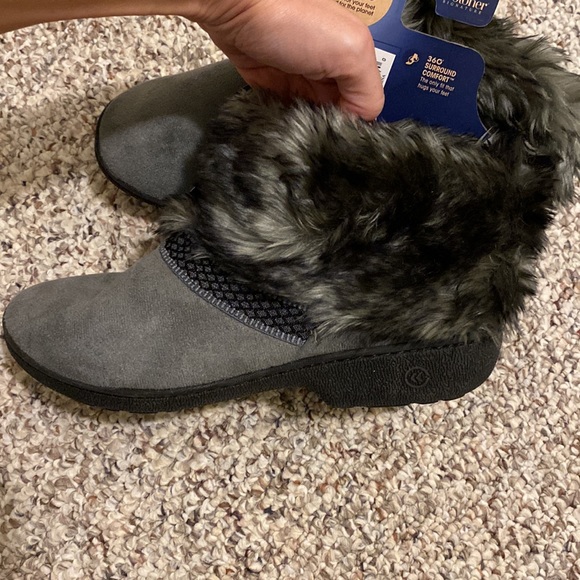 NWT isotoner slippers - Picture 6 of 6